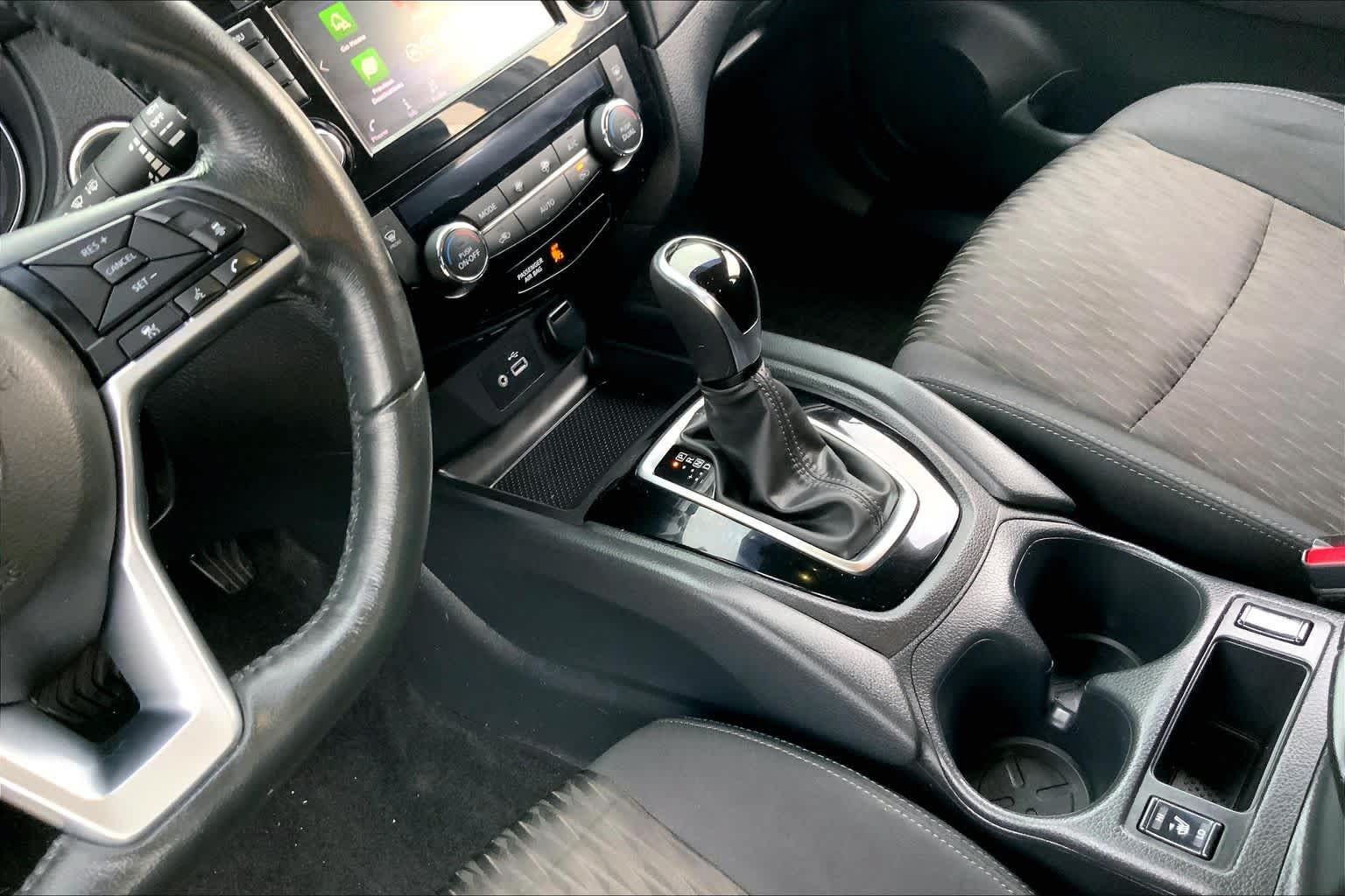 Used 2018 Nissan Rogue SV w/ Premium Package FWD image 16