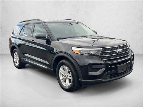 Used 2022 Ford Explorer XLT image 3