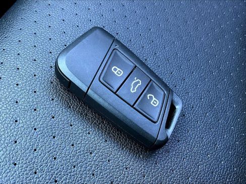 Used 2023 Volkswagen Atlas Cross Sport SE image 14