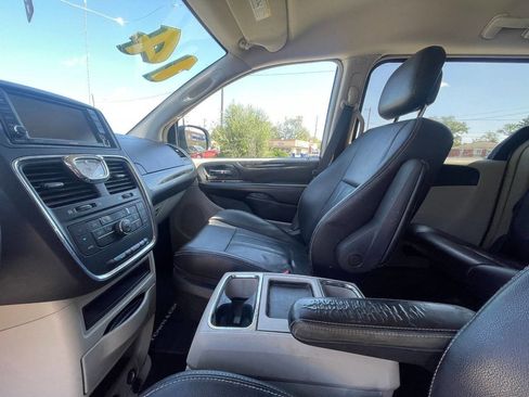 Used 2014 Chrysler Town & Country Touring image 11