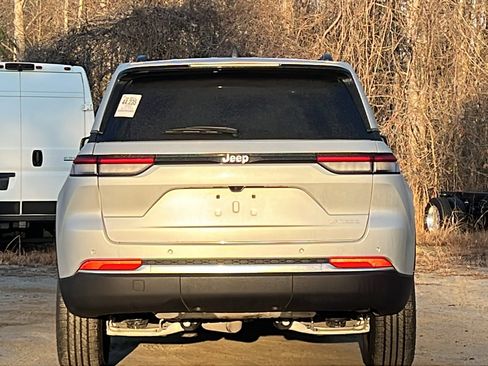 Used 2024 Jeep Grand Cherokee Laredo image 11