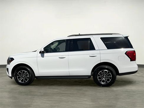 Certified 2024 Ford Expedition XLT image 3