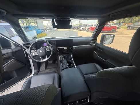 Used 2024 Lexus GX 550 AWD/4WD image 11