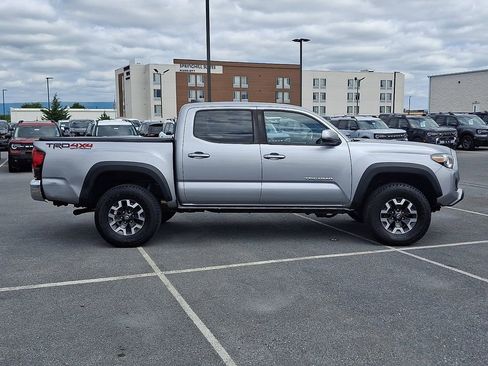 Used 2019 Toyota Tacoma TRD Off-Road AWD/4WD image 7