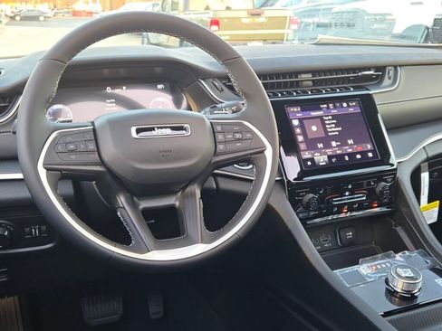 New 2025 Jeep Grand Cherokee Laredo X w/ Luxury Tech Group I image 19