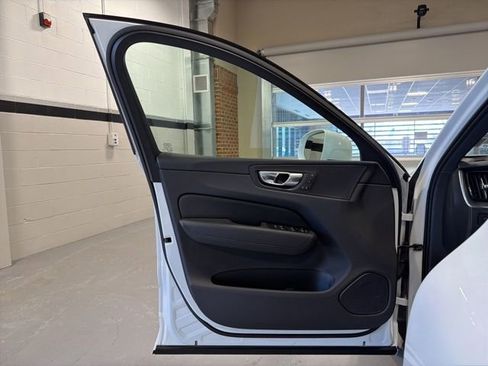 Used 2020 Volvo XC60 T6 Momentum w/ Protection Package image 9