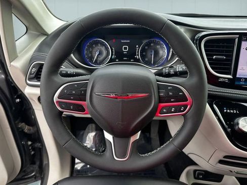 Used 2023 Chrysler Pacifica Touring-L AWD/4WD image 16