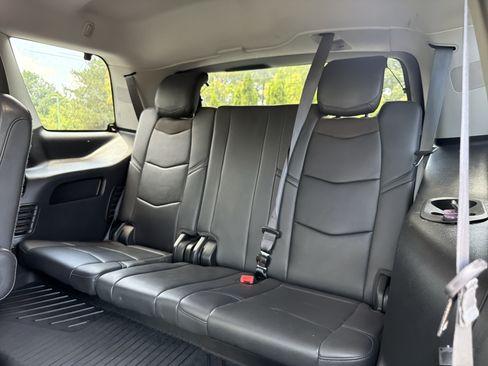 Used 2018 Cadillac Escalade Luxury AWD/4WD image 9