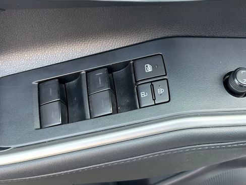 Used 2022 Toyota Highlander XLE AWD/4WD image 15