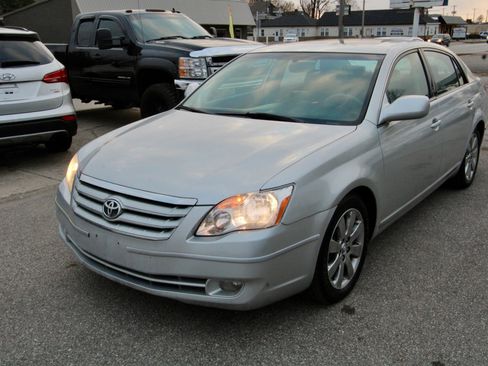 Used 2007 Toyota Avalon XLS image 2