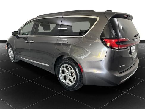 Used 2023 Chrysler Pacifica Limited FWD image 3