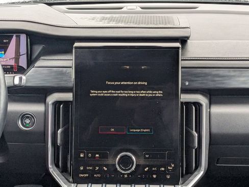 Used 2025 GMC Acadia Elevation image 18