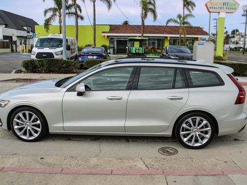 Used 2020 Volvo V60 T5 Momentum w/ Protection Package Premier image 2