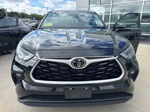 Used 2023 Toyota Highlander XLE AWD/4WD image 2