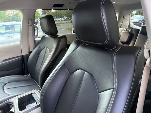 Used 2024 Chrysler Pacifica Touring-L FWD image 10