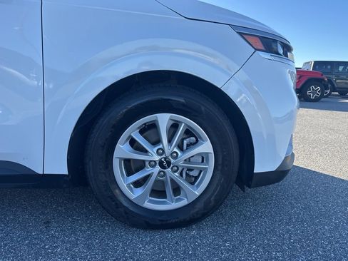 Used 2022 Kia Carnival LX image 5