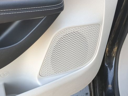 Used 2024 Chrysler Pacifica Limited image 15