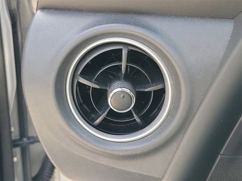 Used 2018 Toyota Corolla LE image 30