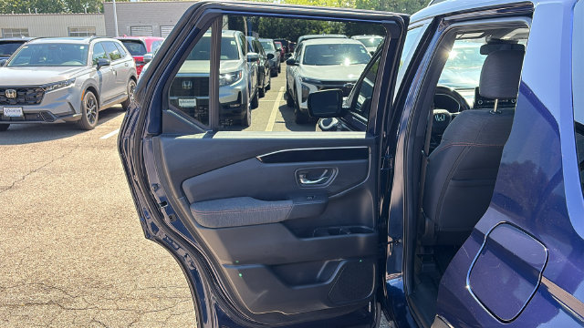 Used 2025 Honda Pilot Sport image 21