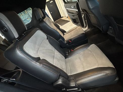 Used 2017 Ford Explorer XLT w/ Equipment Group 202A FWD image 29