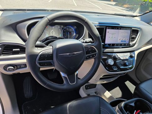 Used 2024 Chrysler Pacifica Touring-L FWD image 14