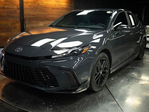 Used 2025 Toyota Camry SE image 2