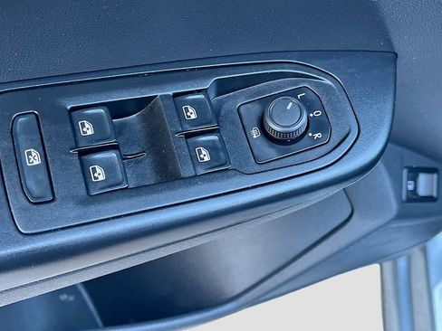 Used 2023 Volkswagen Taos SE image 17