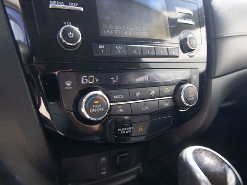 Used 2017 Nissan Rogue SV AWD/4WD image 17