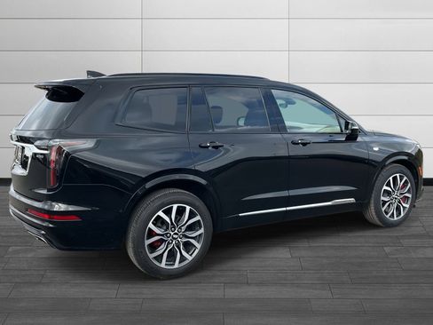 Used 2022 Cadillac XT6 Sport w/ Platinum Package image 3