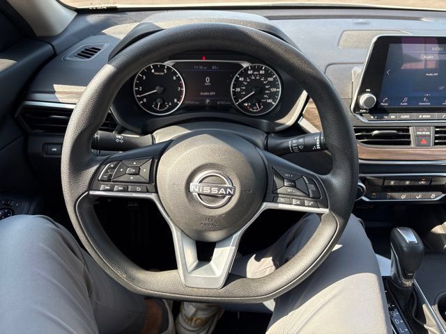 Used 2025 Nissan Altima 2.5 SV FWD image 9