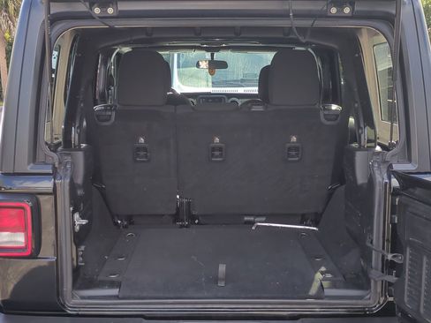 Used 2019 Jeep Wrangler Unlimited Sahara image 16