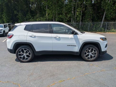 Used 2024 Jeep Compass Latitude AWD/4WD image 3
