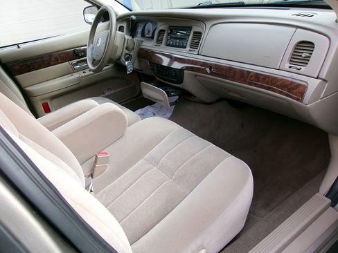 Used 2005 Mercury Grand Marquis GS image 12