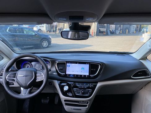 Used 2023 Chrysler Pacifica Touring-L FWD image 12