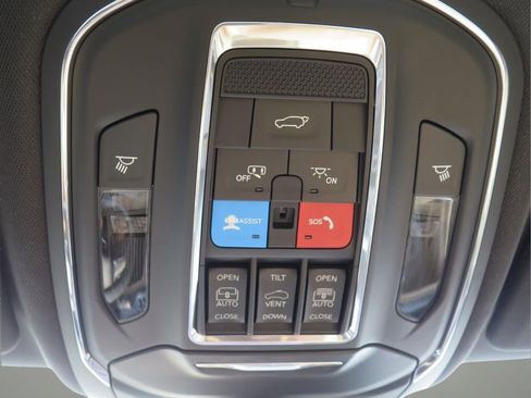 Used 2024 Jeep Grand Cherokee Limited image 19