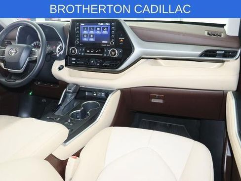Used 2022 Toyota Highlander XLE AWD/4WD image 28
