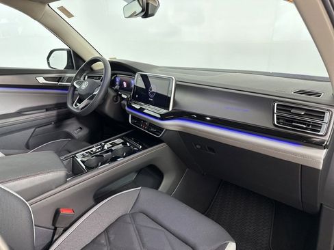 Used 2025 Volkswagen Atlas Peak Edition SE image 24