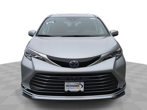 Used 2024 Toyota Sienna Platinum image 1