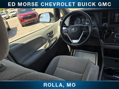 Used 2017 Toyota Sienna LE FWD image 23