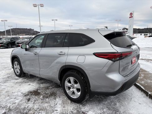 Certified 2023 Toyota Highlander LE image 3