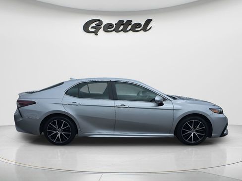 Used 2024 Toyota Camry SE image 3