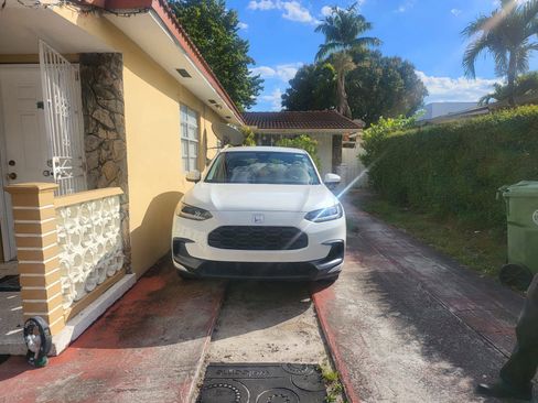 Used 2023 Honda HR-V LX image 2