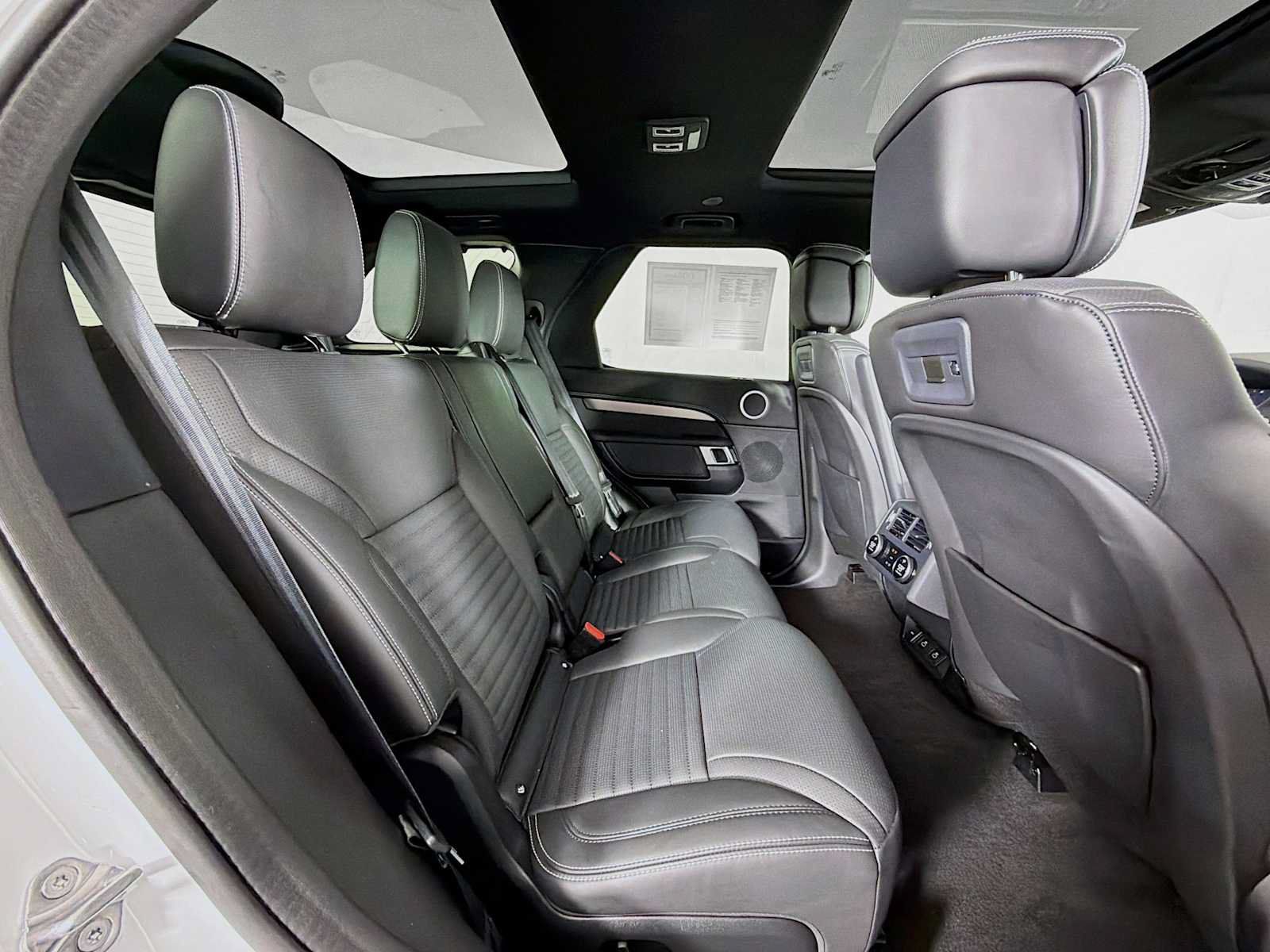 Used 2025 Land Rover Discovery Dynamic SE AWD/4WD image 26