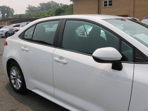 Used 2021 Toyota Corolla LE w/ LE Convenience Package FWD image 3