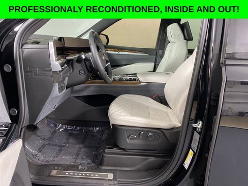 Used 2025 Cadillac Escalade ESV Sport Platinum w/ LPO, ONYX Package image 7
