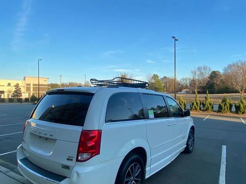 Used 2017 Dodge Grand Caravan SXT image 12