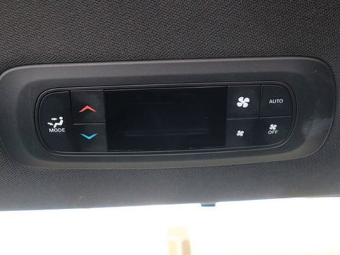 Used 2025 Chrysler Pacifica Select image 27