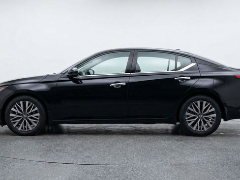 Used 2025 Nissan Altima 2.5 SV FWD image 5