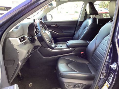Used 2023 Toyota Highlander XLE AWD/4WD image 10