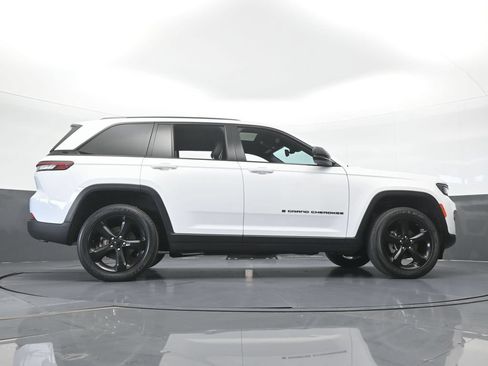 Used 2024 Jeep Grand Cherokee Altitude RWD image 59